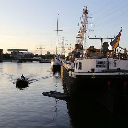 Schiffshotel "Schlafen Im Hafen" ハンブルク エクステリア 写真